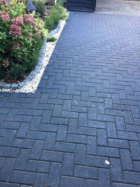 DIY Wir streichen die Pflastersteine in unserer Einfahrt mit Farbe