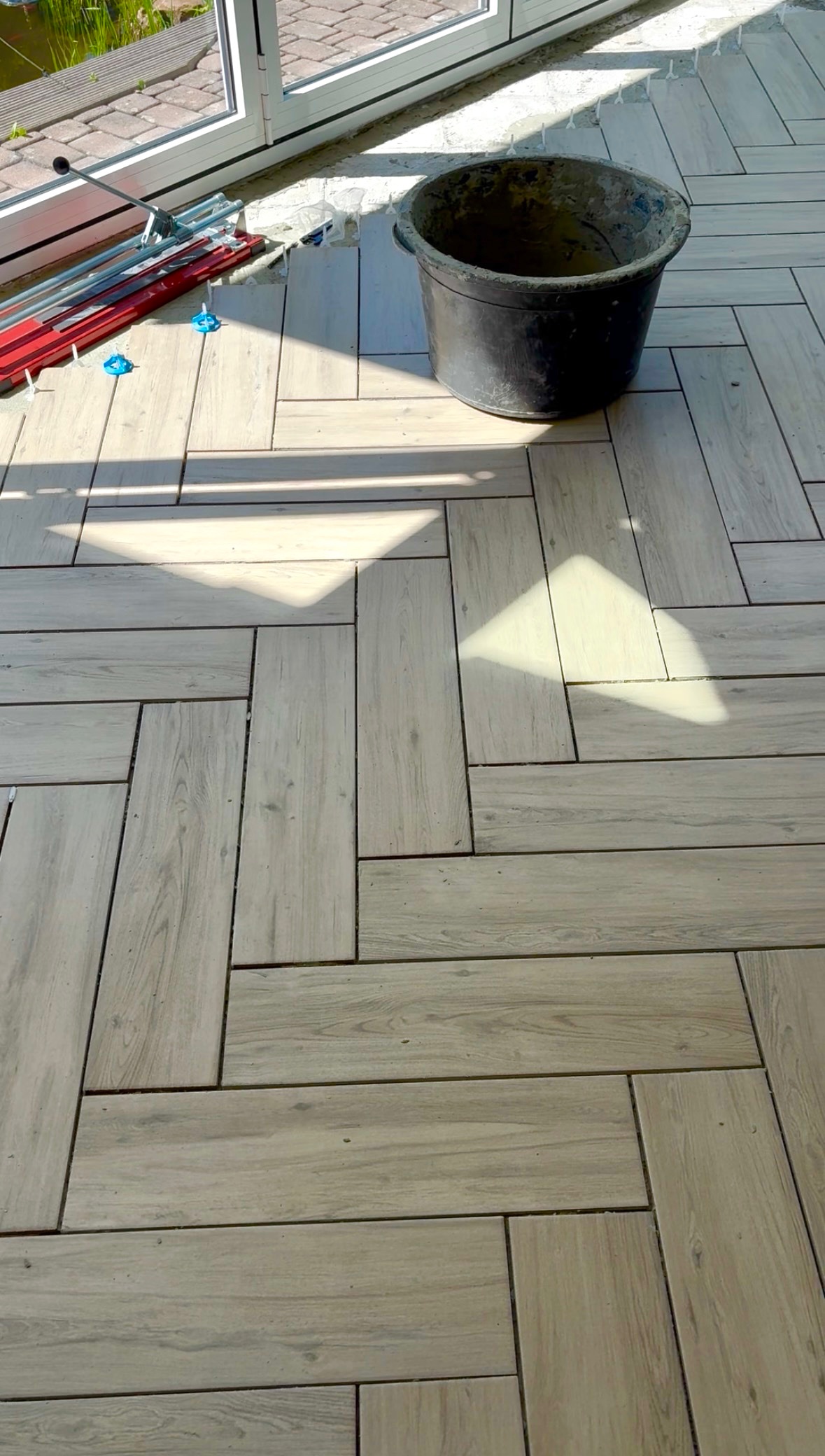 Living Letter Home Living DIY Fliesen in Holzoptik im Fischgrätmuster