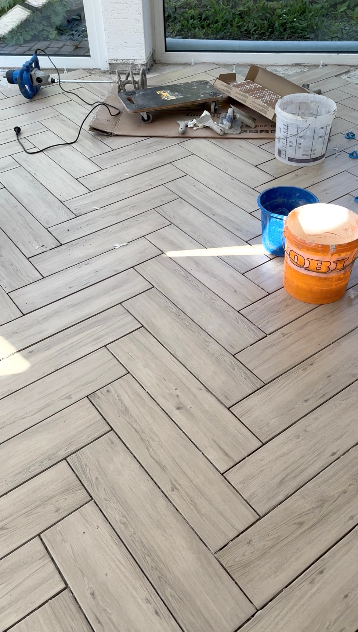 Living Letter Home Living DIY Fliesen in Holzoptik im Fischgrätmuster