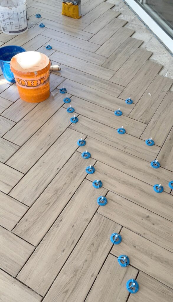 Living Letter Home Living DIY Fliesen in Holzoptik im Fischgrätmuster