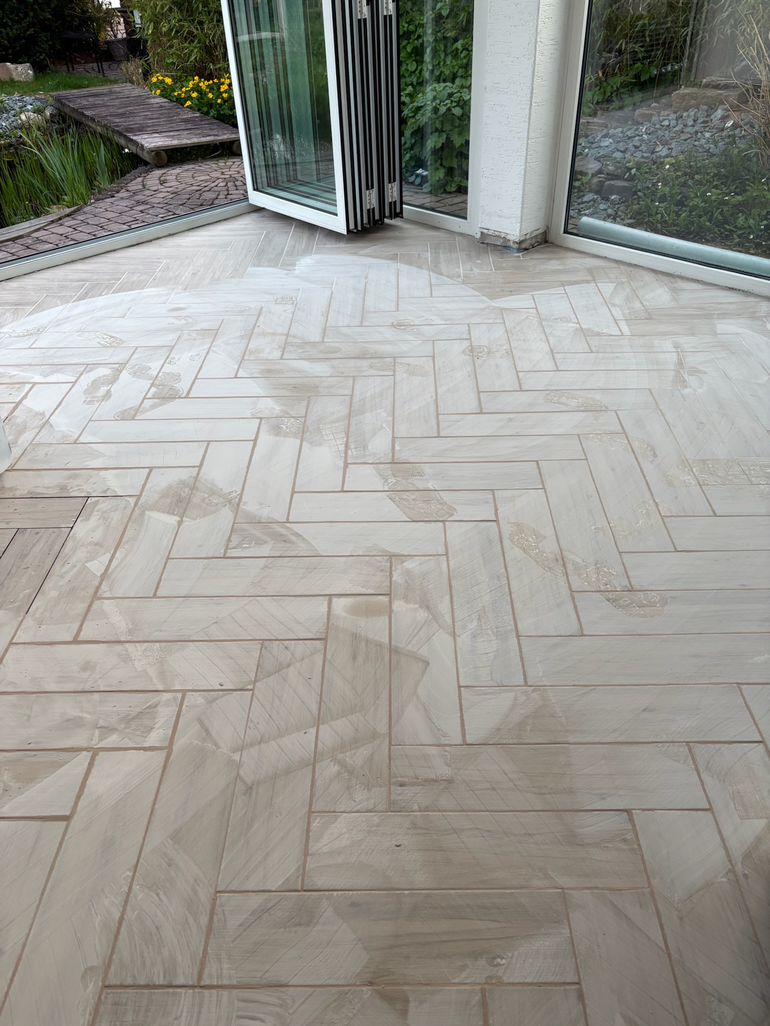 Living Letter Home Living DIY Fliesen in Holzoptik im Fischgrätmuster